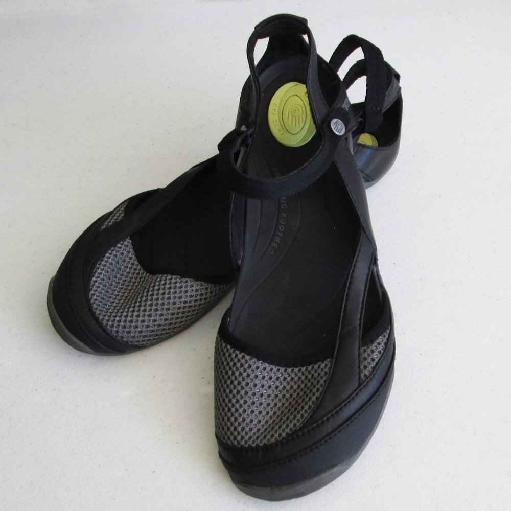 Teva Closed Toe Sandals, Size 7.5, Very Good Pre-owned Condition